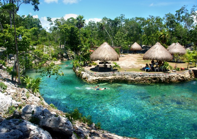 tulum-mexico-plage-eau-transparente-parasols