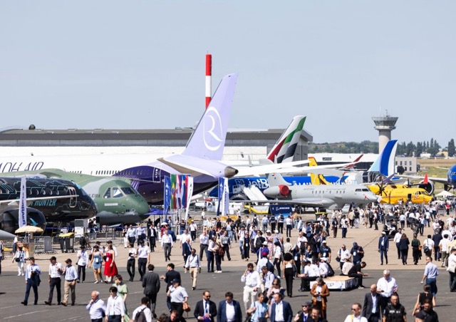 siae-crowd-outside-show